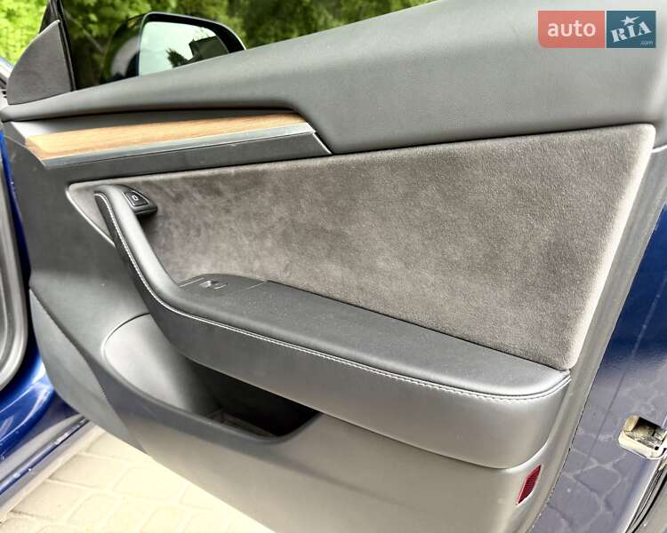 Седан Tesla Model 3 2022 в Львове