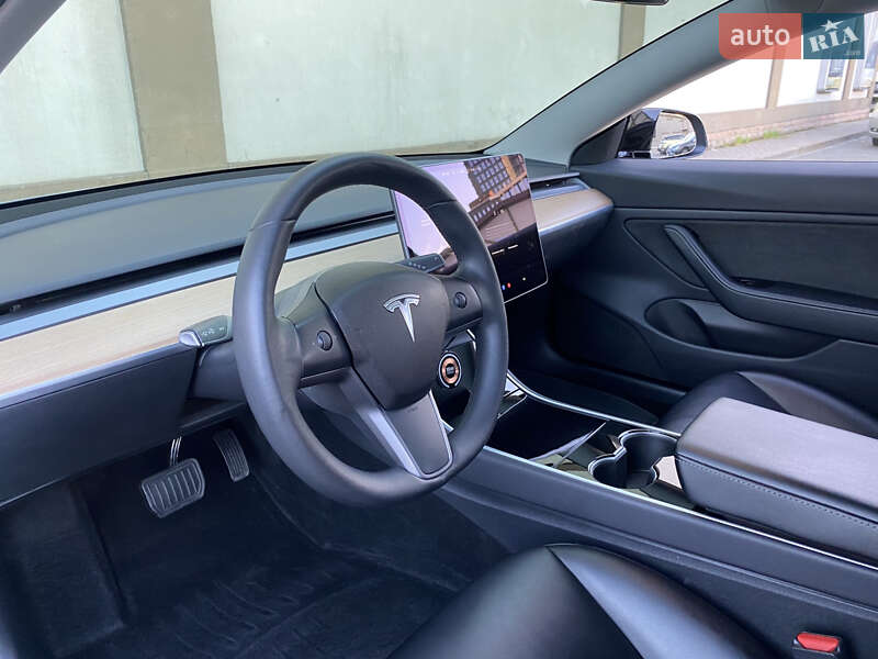 Седан Tesla Model 3 2019 в Киеве