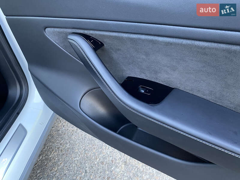 Седан Tesla Model 3 2019 в Киеве