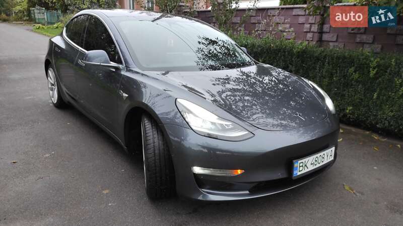 Седан Tesla Model 3 2018 в Ровно