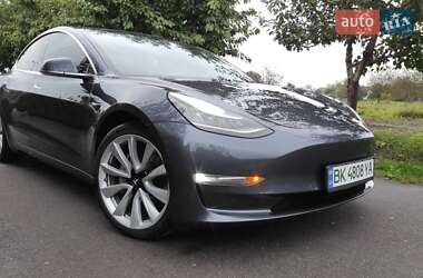 Седан Tesla Model 3 2018 в Ровно