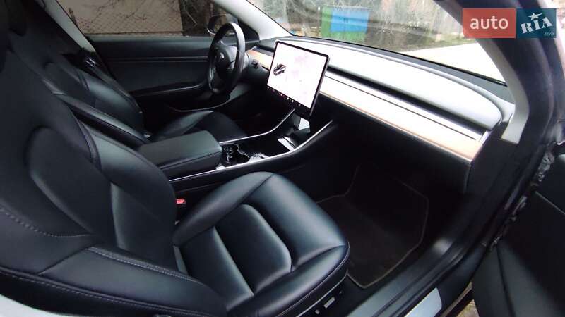Седан Tesla Model 3 2018 в Ровно