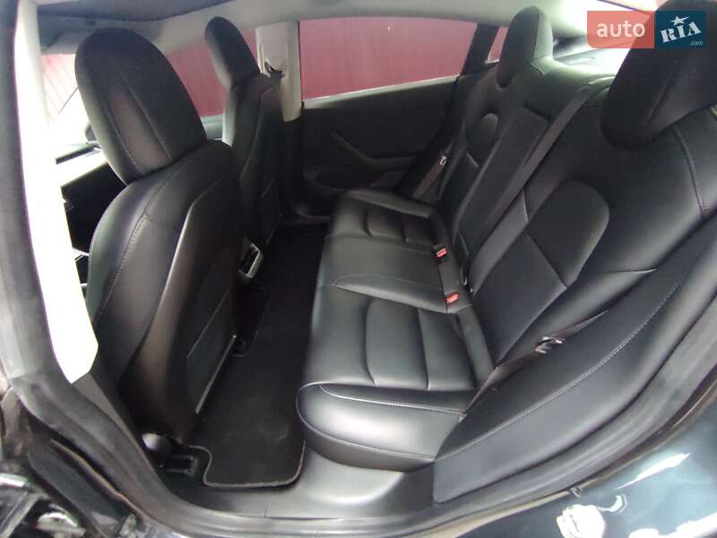 Седан Tesla Model 3 2018 в Ровно