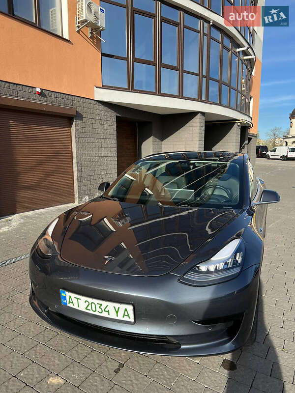 Седан Tesla Model 3 2019 в Ивано-Франковске