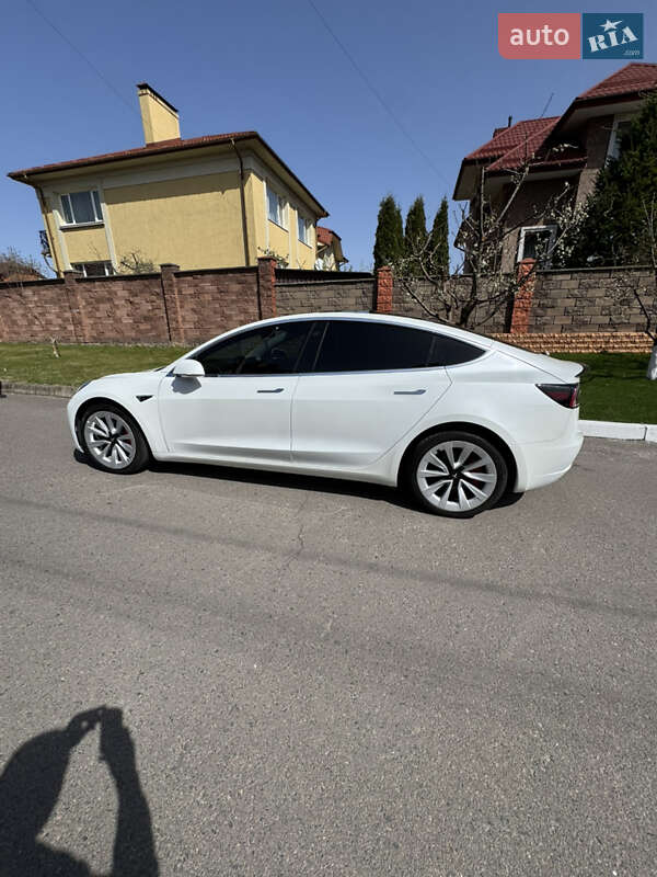 Седан Tesla Model 3 2020 в Ровно