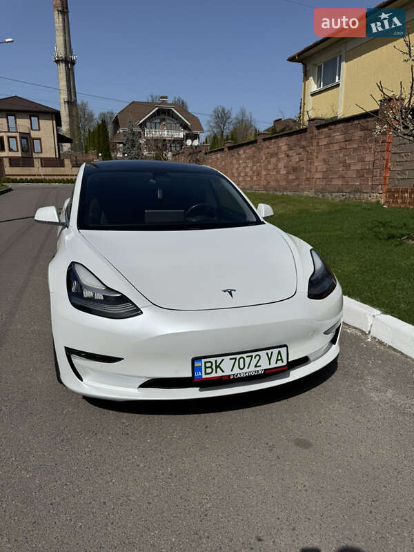 Седан Tesla Model 3 2020 в Ровно