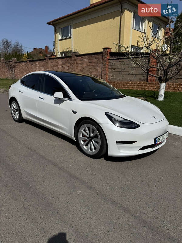 Седан Tesla Model 3 2020 в Ровно