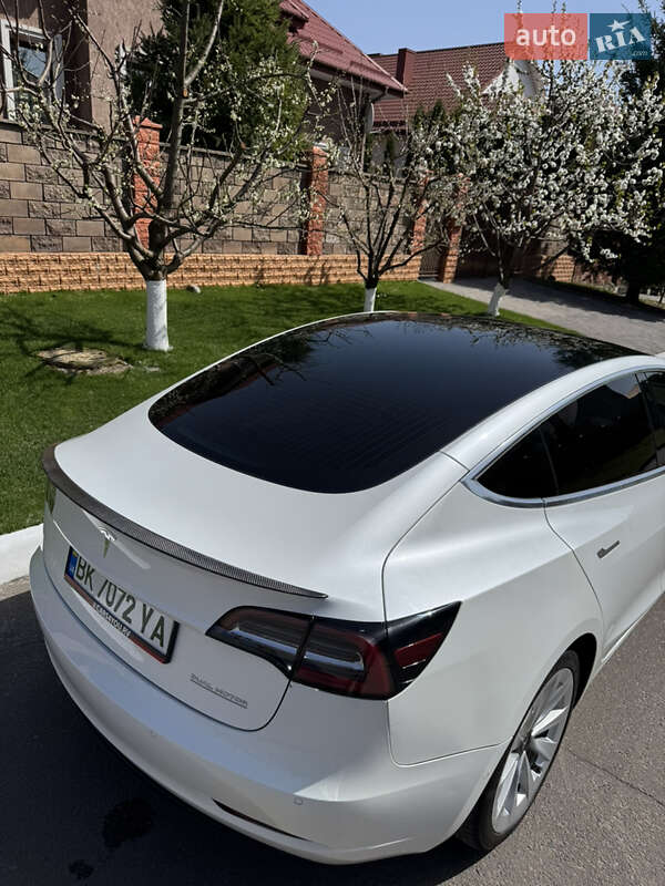 Седан Tesla Model 3 2020 в Ровно
