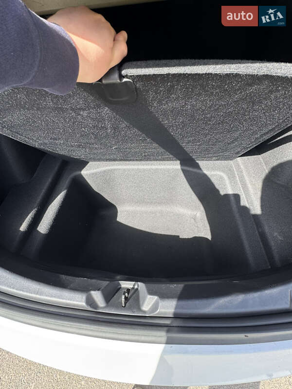 Седан Tesla Model 3 2020 в Ровно