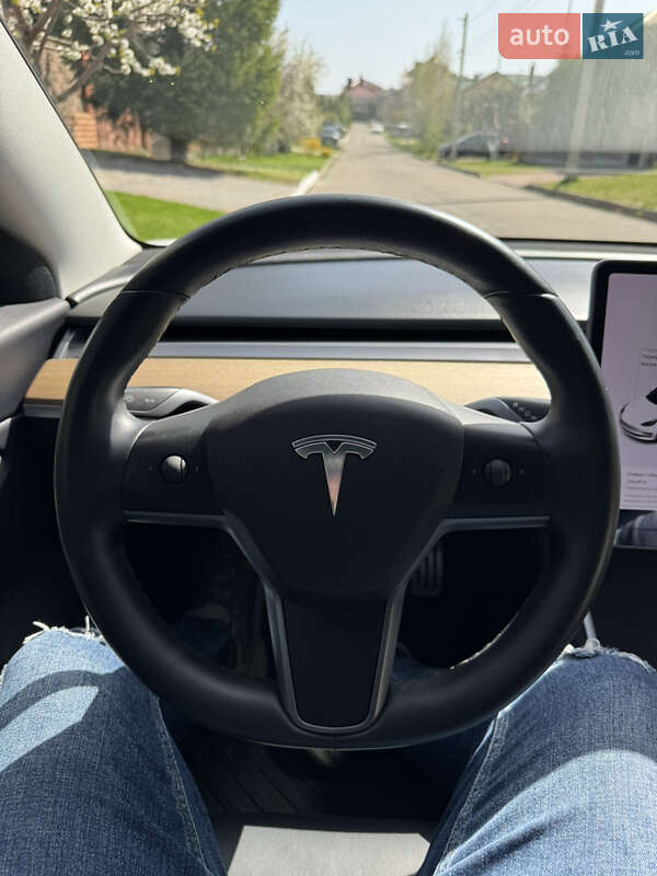 Седан Tesla Model 3 2020 в Ровно