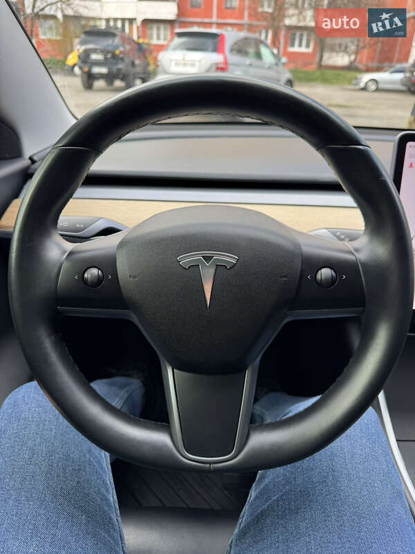 Седан Tesla Model 3 2020 в Ровно