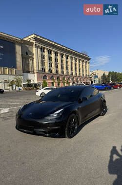 Седан Tesla Model 3 2022 в 