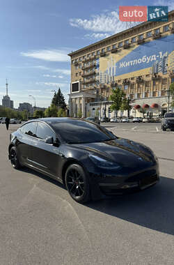 Седан Tesla Model 3 2022 в 