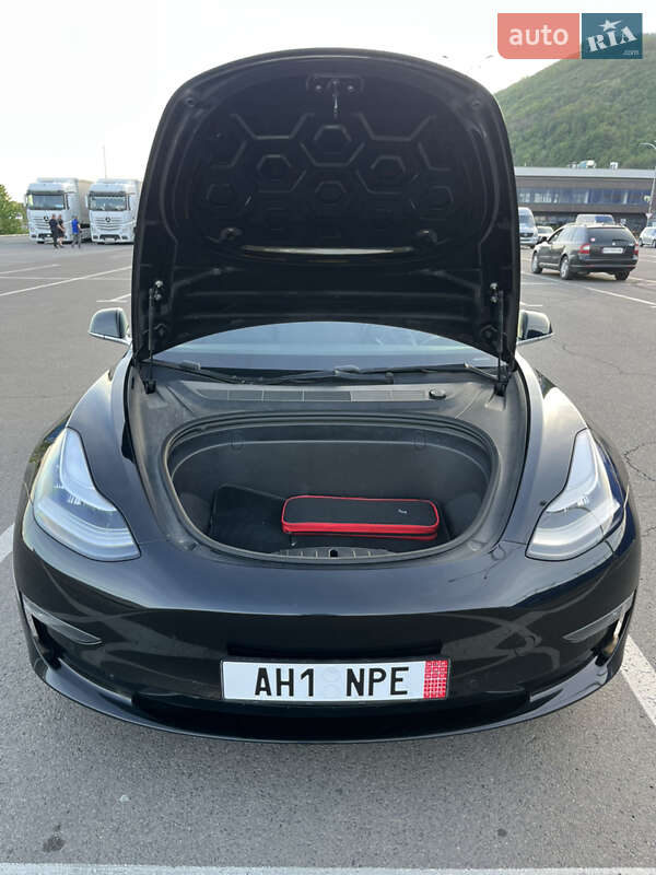 Седан Tesla Model 3 2019 в Мукачево