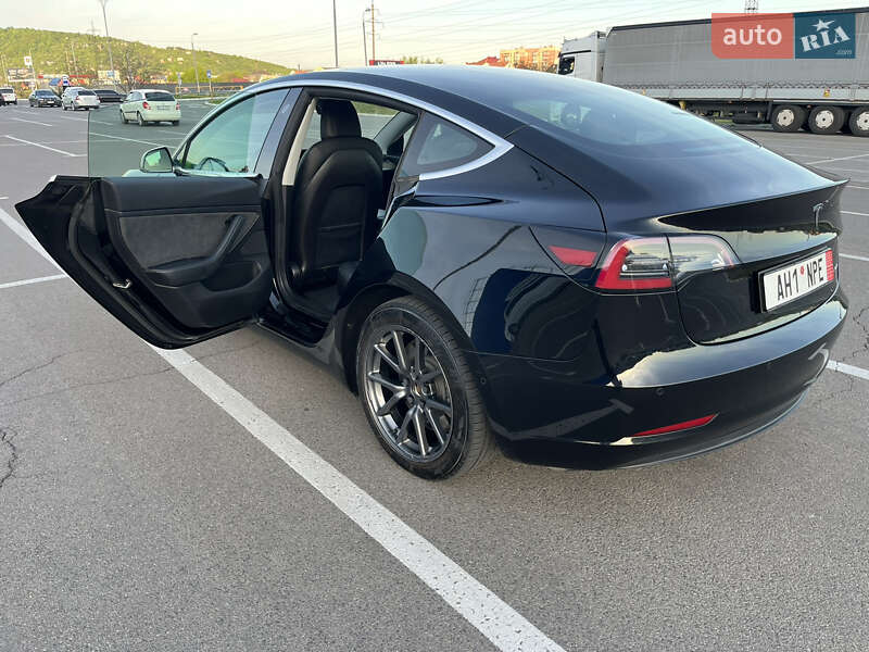 Седан Tesla Model 3 2019 в Мукачево