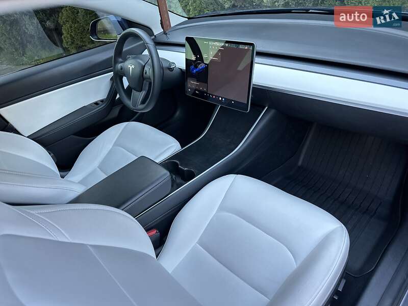 Седан Tesla Model 3 2019 в Самборі