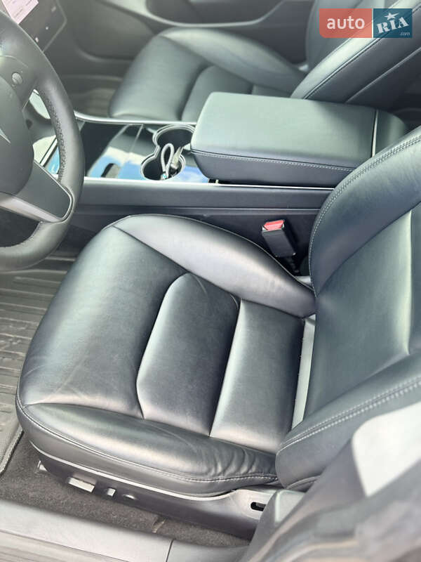 Седан Tesla Model 3 2020 в Ужгороде