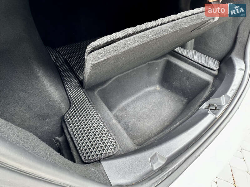 Седан Tesla Model 3 2021 в Виннице