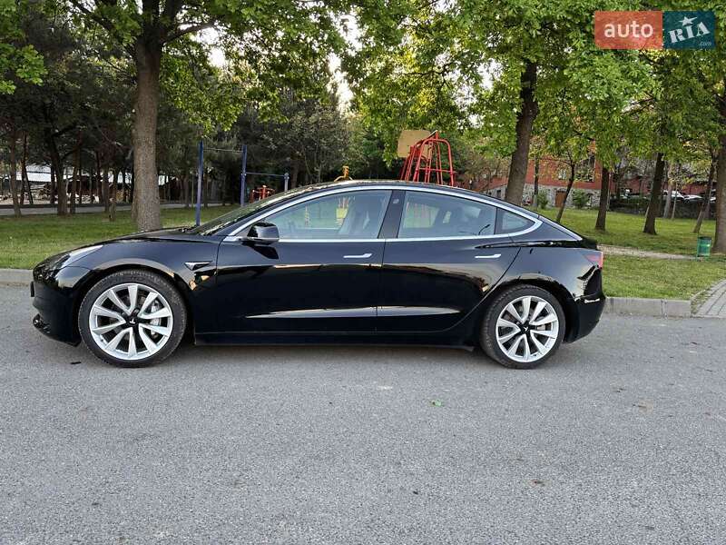 Седан Tesla Model 3 2020 в Ужгороді