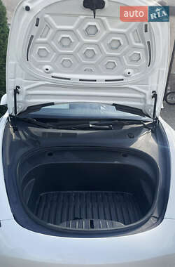 Седан Tesla Model 3 2021 в 