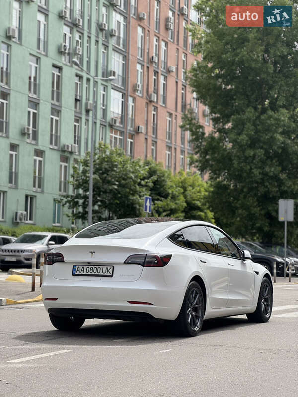Седан Tesla Model 3 2021 в Киеве