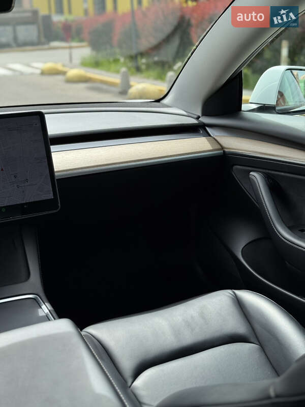 Седан Tesla Model 3 2021 в Киеве