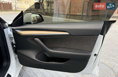 Седан Tesla Model 3 2021 в 