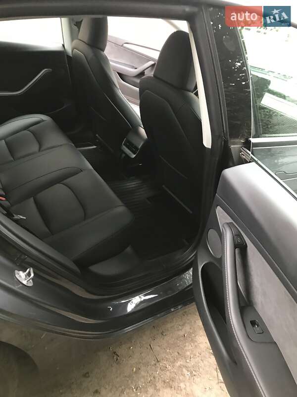 Седан Tesla Model 3 2023 в Рівному