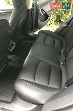 Седан Tesla Model 3 2023 в 