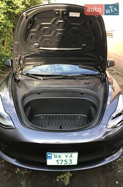 Седан Tesla Model 3 2023 в 