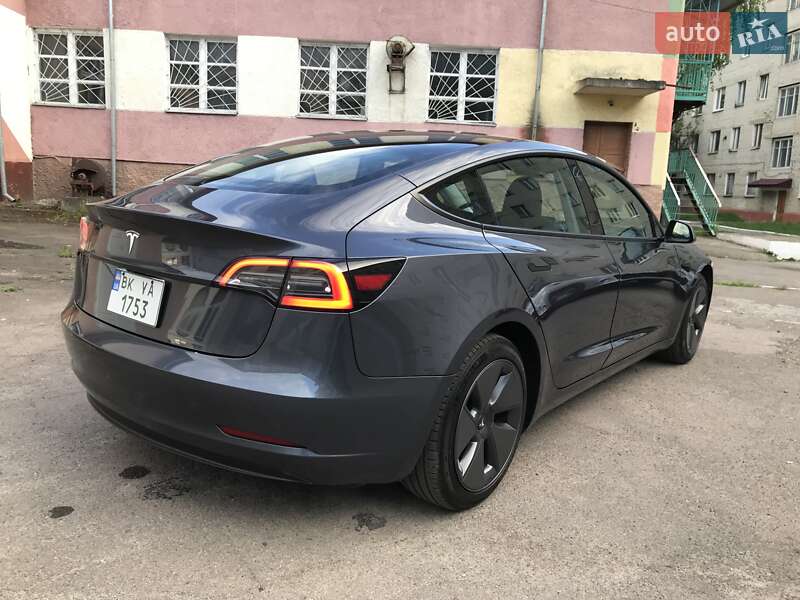 Седан Tesla Model 3 2023 в Рівному