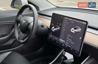 Седан Tesla Model 3 2020 в 