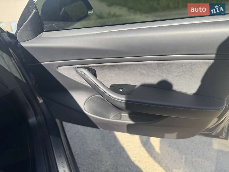 Седан Tesla Model 3 2020 в Львове