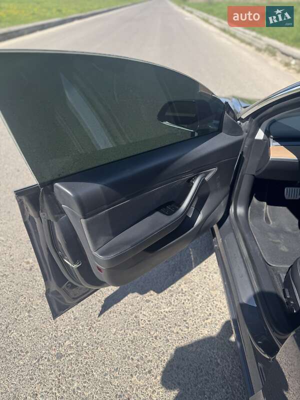 Седан Tesla Model 3 2020 в Львове