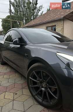 Седан Tesla Model 3 2023 в 