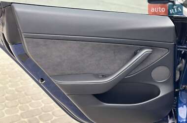 Седан Tesla Model 3 2023 в 