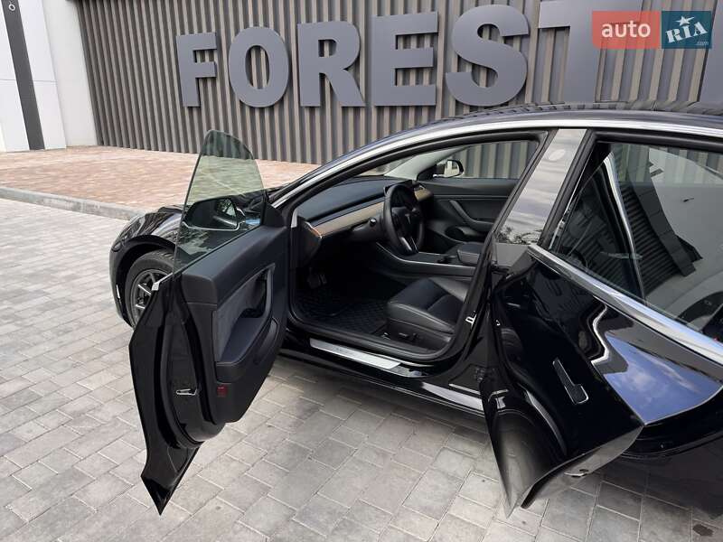 Седан Tesla Model 3 2019 в Виннице