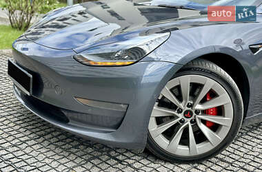 Седан Tesla Model 3 2022 в 