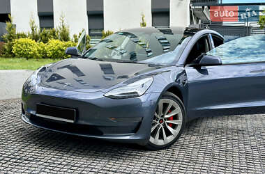 Седан Tesla Model 3 2022 в 