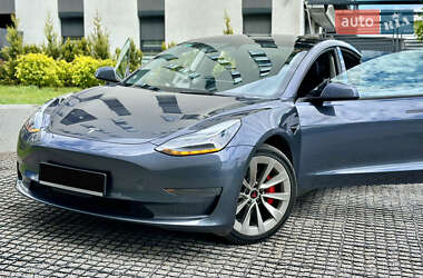 Седан Tesla Model 3 2022 в 