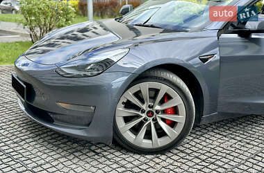 Седан Tesla Model 3 2022 в 
