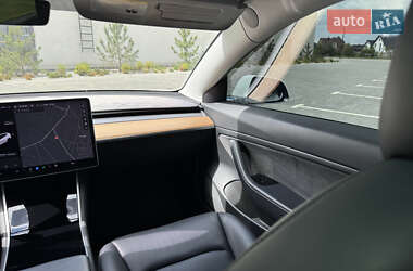 Седан Tesla Model 3 2020 в 