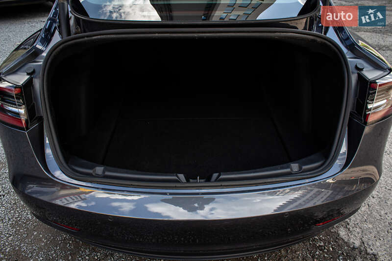 Седан Tesla Model 3 2022 в Львове