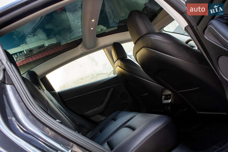 Седан Tesla Model 3 2022 в Львове