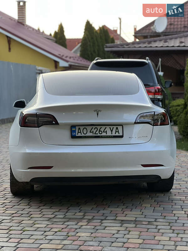 Седан Tesla Model 3 2019 в Ужгороде
