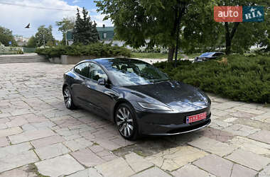 Седан Tesla Model 3 2024 в 