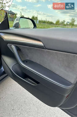 Седан Tesla Model 3 2023 в 