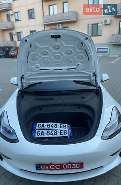 Седан Tesla Model 3 2021 в 