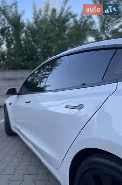 Седан Tesla Model 3 2021 в 