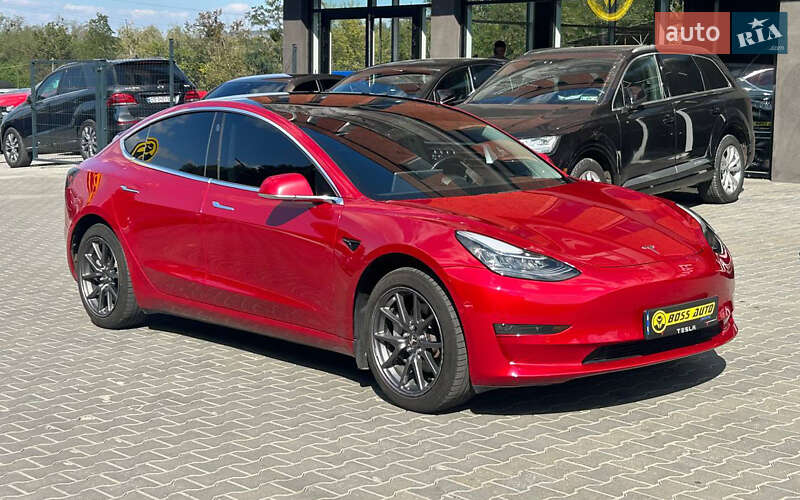 Седан Tesla Model 3 2019 в Чернівцях